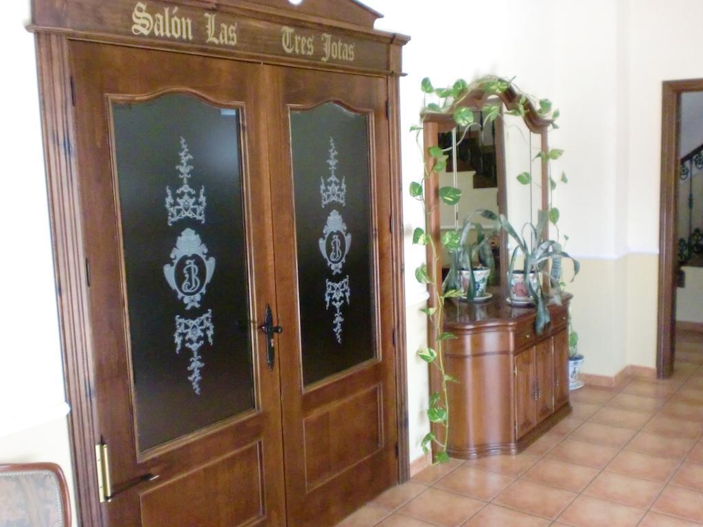 Hostal Las Tres Jotas Alcaracejos Esterno foto