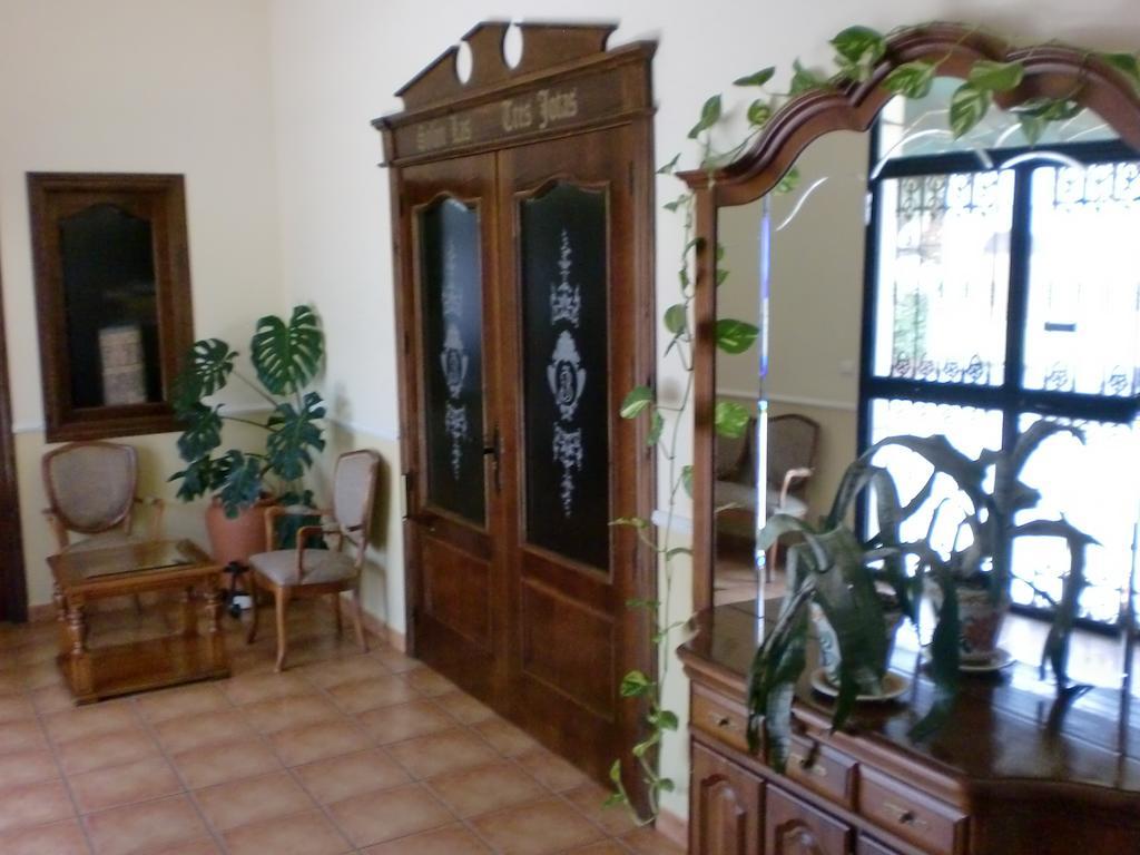 Hostal Las Tres Jotas Alcaracejos Esterno foto