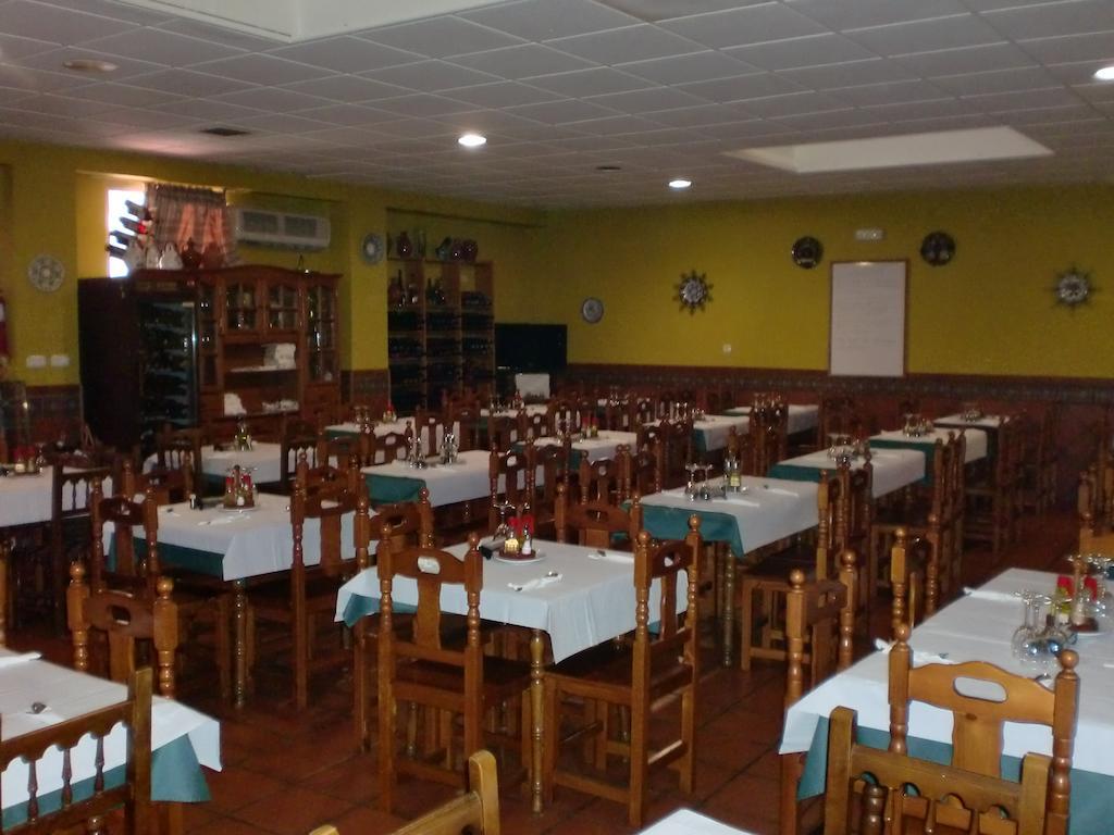 Hostal Las Tres Jotas Alcaracejos Esterno foto